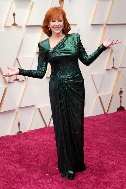 Reba McEntire ha sido otra de las que han apostado por brillar en la gran noche del cine. En su caso, con un vestido verde esmeralda de inspiración años ochenta.