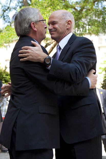 Juncker (izquierda) y Papandreu se abrazan, en su encuentro ayer en Luxemburgo.