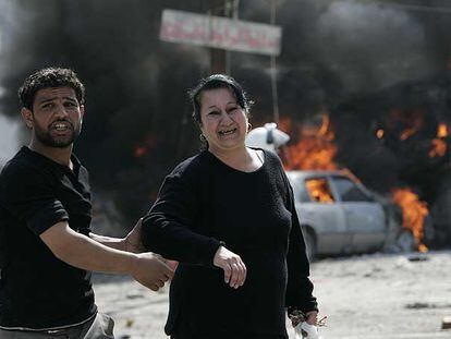 Una mujer llora tras estallar ayer una bomba junto a un vehículo en Bagdad.