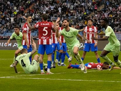 Yeray celebra el gol que suponía el empate a uno en las semifinales de la Supercopa entre el Atlético y el Athletic (1-2) ante el desconcierto de los jugadores rojiblancos.