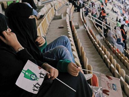 Mujeres saudies asisten por primera vez a un partido de f&uacute;tbol. 