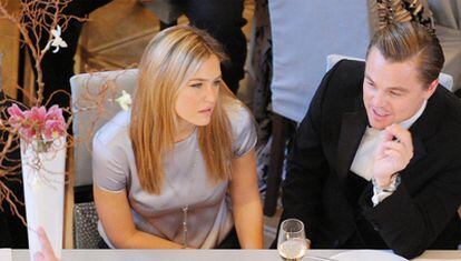 La modelo Bar Rafaeli y el actor Leonardo Di Caprio, durante una fiesta en el festival de cine de Berlín, que se celebró en febrero.