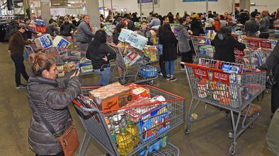 Clientes de un supermercado reúnen comida y agua en un Costco de Brooklyn, Nueva York, por temor a la expansión de coronavirus.