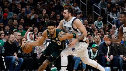 Jayson Tatum pugna por el balón con Luka Doncic durante el partido entre los Boston Celtics y los Dallas Mavericks esta semana.