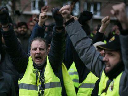 Los taxistas decidirán si mantienen el paro o lo desconvocan este miércoles tras cinco días colapsando Barcelona