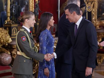 La princesa de Asturias, Leonor de Borbón, saluda al presidente del Gobierno en funciones, Pedro Sánchez, en compañía de los Reyes, en el besamanos en el Palacio Real tras el desfile del 12 de octubre.
