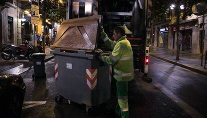 Un operari de la recollida d'escombraries treballant a Barcelona.