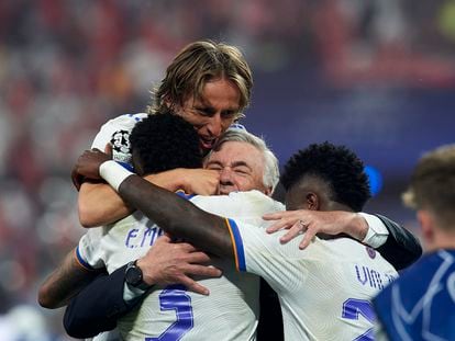 Modric, Vinicius, Militao y Ancelotti celebraban el sábado la consecución de la 14ª Copa de Europa para el Madrid, en París.