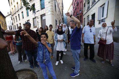 El guía Juan Cortés (con camiseta azul) explica a los refugiados el pasado islámico de la plaza del Alamillo.