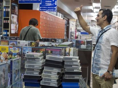 Clientes en Video Instan, que alberga una colección de 8.000 VHS.