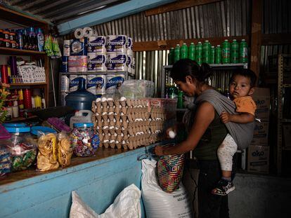 Una mujer con su bebé, en una tienda de abarrotes en Yalálag.