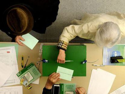 Dos votantes en las elecciones andaluzas del 22 de marzo.