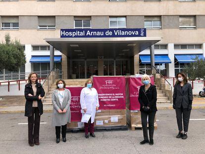 Hortensia Herrero, segunda por la derecha, y el equipo de dirección del Hospital Arnau de Vilanova, con las mascarillas donadas. /