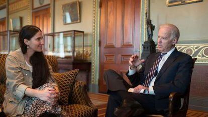 Yoani Sánchez con Joe Biden, el pasado 2 de abril