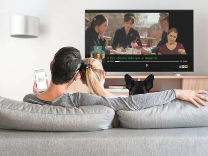 Una pareja, viendo Movistar+ 5S en su casa. 