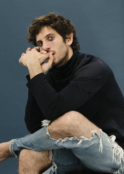 Quim Gutiérrez meditant amb jersei Hermès i texans 'vintage' Levi's.