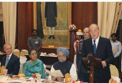 Fotografía facilitada por la Casa de Su Majestad el Rey de don Juan Carlos, junto al primer ministro indio, Manmohan Singh (2d), y el ministro de Defensa, Pedro Morenés (i), durante su intervención, hoy, en la cena que le ha ofrecido el presidente indio, Pranab Mujerjee, dentro de su visita oficial a la India.