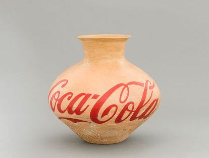 'Coca-cola vase', una de les obres d'Ai Weiwei que es pot veure a l'exposició de Barcelona.