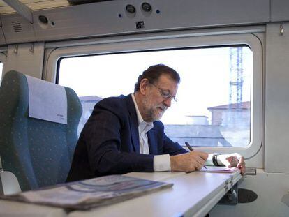 Mariano Rajoy, ayer, en el tren de la l&iacute;nea a Zamora.