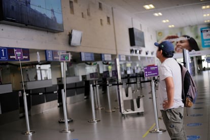 Este miércoles, un hombre en el aeropuerto de Arequipa (Perú), que permanece inoperante por la inestabilidad política.