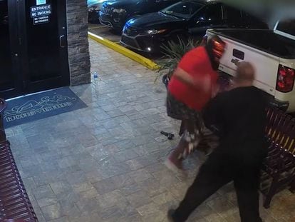 Cámaras de seguridad del club Mans Venus en Tampa (Florida) captan la confrontación con un tirador enmascarado el 19 de marzo 2023