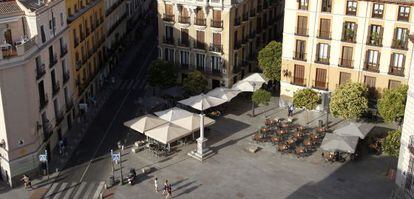 Vista a&eacute;rea de las terrazas de la plaza de Ramales, en el distrito de Centro.