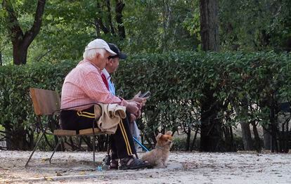 Dos jubilados en un parque de Madrid.