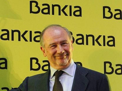 Rodrigo Rato, expresidente de Bankia, toca la campana para dar inicio a la cotización en Bolsa de la entidad en julio de 2011.