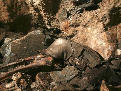 Tibia y peron&eacute; del esqueleto del menor, todav&iacute;a con su bota, hallado en la cueva de O Courel.