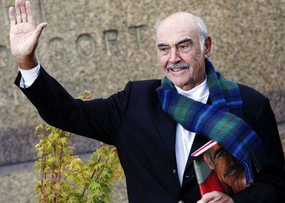 El actor Sean Connery, con su libro, &#039;Ser escoc&eacute;s&#039;, en Edimburgo. 