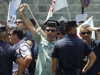 Un manifestante con un uniforme de guardia civil protesta durante la apertura del XII Congreso del PP de Andalucía, en 2009.