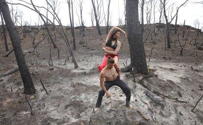 Los bailarines Edgar Cid y Rebeca Portillo, en un bosque quemado de la Ribera de Ebro.