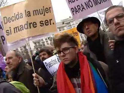 Miles de personas se han manifestado en ciudades de toda España contra el anteproyecto de ley del aborto impulsado por Gallardón. / vídeo Atlas