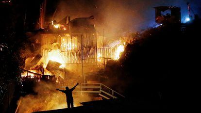 Una persona observa casas arder en medio de un nuevo incendio forestal en Valparaíso, Chile, el 13 de marzo.