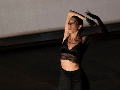 Sevilla/28-09-2020: La bailora Ana Morales durante su espectáculo 'En la cuerda floja', representado en el Teatro central de Sevilla y enmarcado en la Bienal de Flamenco.