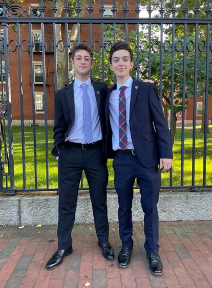 Avi Schiffmann y Marco Burstein, juntos en la Universidad de Harvard, donde se conocieron.