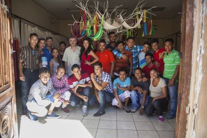 Foto de familia de los jóvenes trabajadores del taller de hamacas y del Café de las Sonrisas.