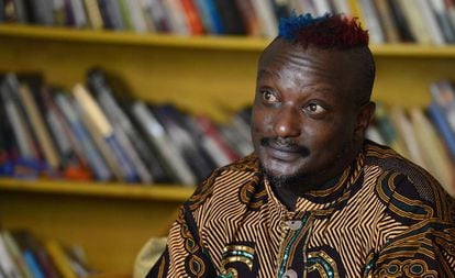 Binyavanga Wainaina en una entrevista con AFP, en Nairobi.
