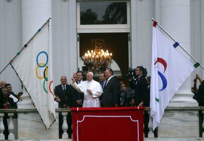 El papa Francisco bendice la bandera olímpica y paralímpica de los Juegos Olímpicos de Río de Janeiro 2016 hoy, durante un acto en el ayuntamiento de Río de Janeiro. Francisco fue recibido por el alcalde de Río, Eduardo Paes y los responsables olímpicos brasileños.