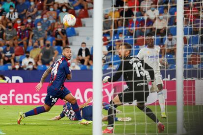Vinicius anota el segundo gol para el Levante.