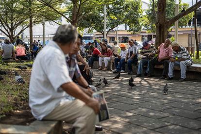 Unemployed people wait in Plaza Libertad for a job opportunity in the center of San Salvador.