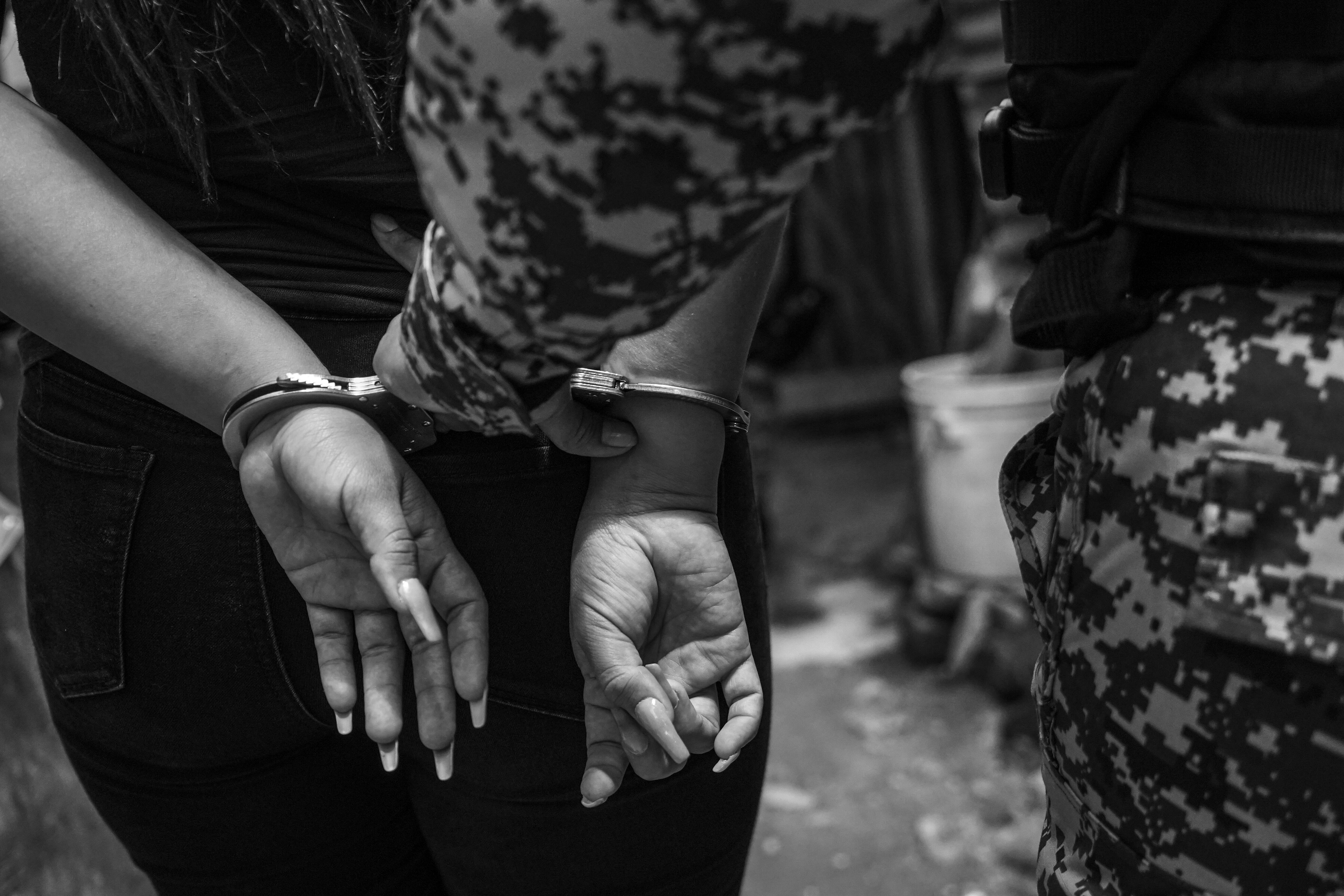 Una mujer es detenida durante un operativo de la policía de Soyapango, El Salvador, en 2022.