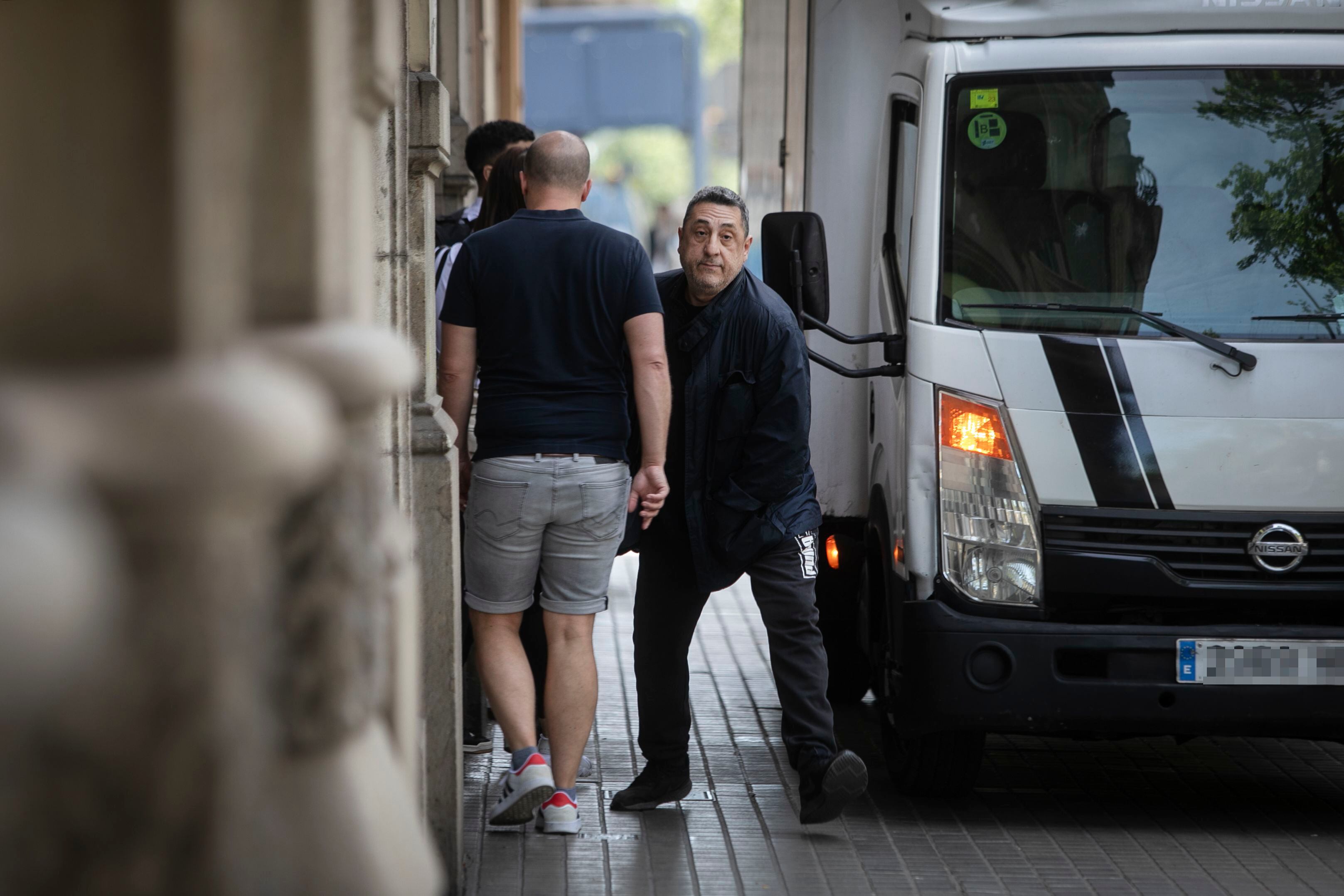 Un repartidor aparca su furgoneta en una acera del centro de Barcelona. 