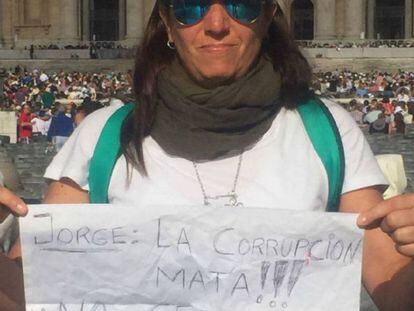 Juliana Conget y su peculiar protesta en el Vaticano.