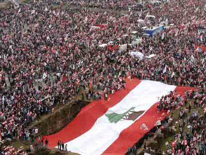 Bandera de Líbano desplegada por los manifestantes en la plaza de los Mártires, ayer en Beirut.