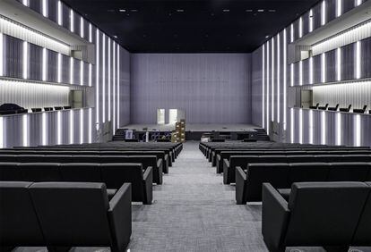 La tecnología, junto con la sostenibilidad, son los puntos fuertes del edificio. El auditorio tiene incorporada una pantalla LED de 50 metros cuadrados, revestida con policarbonato ondulado, un material que favorece la acústica del espacio, y en el que se han instalado 600 butacas.