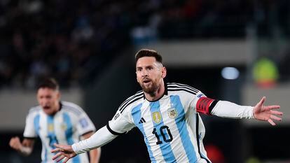 Lionel Messi celebra su gol contra Ecuador en las eliminatorias rumbo al Mundial de 2026.