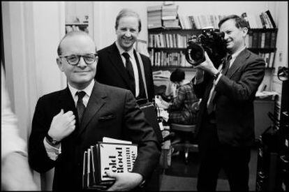 Truman Capote con los cineastas David (atrás, a la izquierda) y Albert Maysles en Nueva York en 1965.
