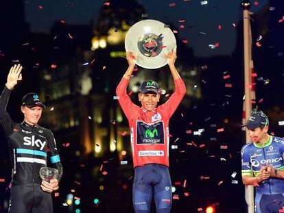 El ciclista colombiano,ganador de la Vuelta a Espa&ntilde;a 2016 del equipo Movistar, Nairo Quintana (c), con el segundo clasificado,el brit&aacute;nico del equipo Sky,Chris Froome (i) y con el tercer clasificado, su compatriota del equipo Orica,Esteban Ch&aacute;ves.