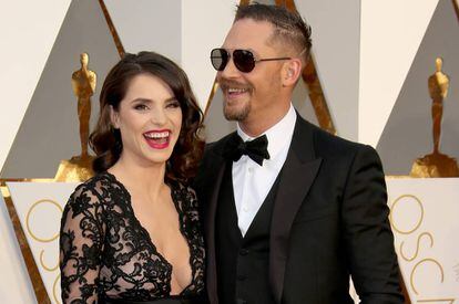 Tom Hardy y su mujer, la actriz Charlotte Riley, a su llegada a la ceremonia de los Oscar de 2016.